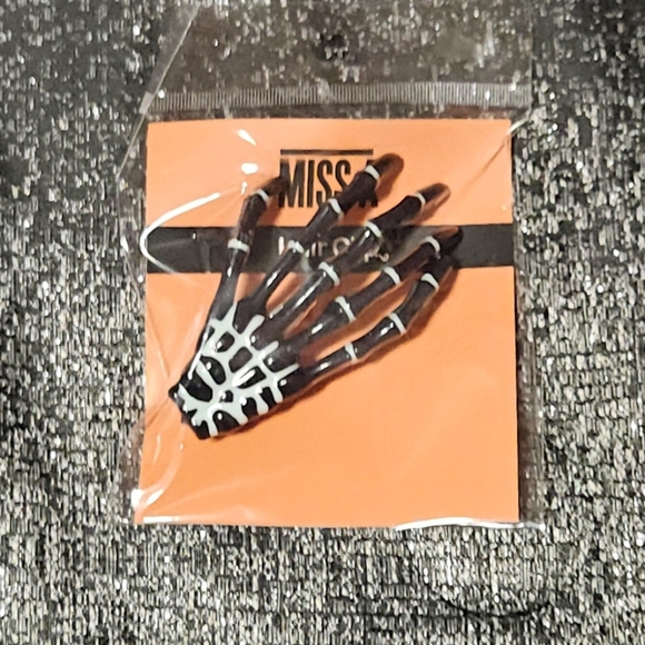 Halloween - Skeleton Hand Hair Clip BNIB - Picture 1 of 6